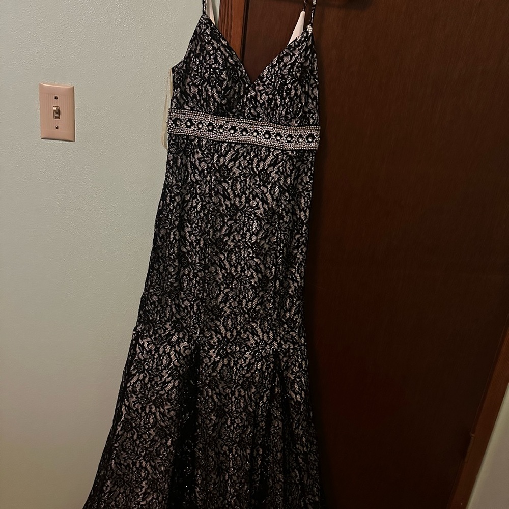 Elegant Black Lace Evening Dress